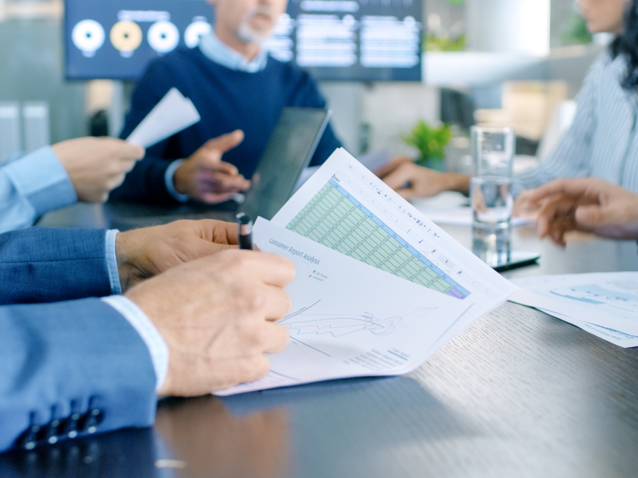 Analiza kosztorysu budowlanego podczas spotkania zespołu, co ilustruje precyzyjne planowanie inwestycji i profesjonalne przygotowanie wycen.